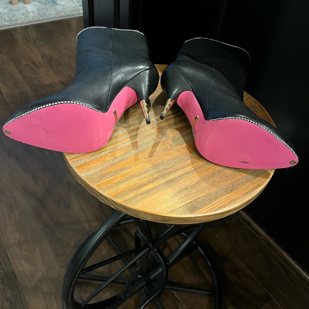 Black Gucci boots. Like New. Size 39. Have box, spare heel and caps travel bag. - Picture 6 of 6